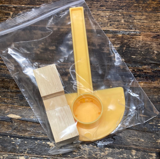 Flyhullsfôrer i plast med trekloss