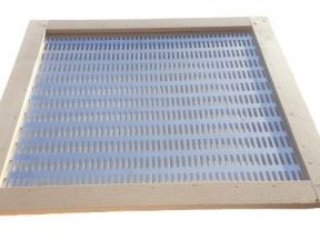 Dronninggitter med utstansede avlange hull